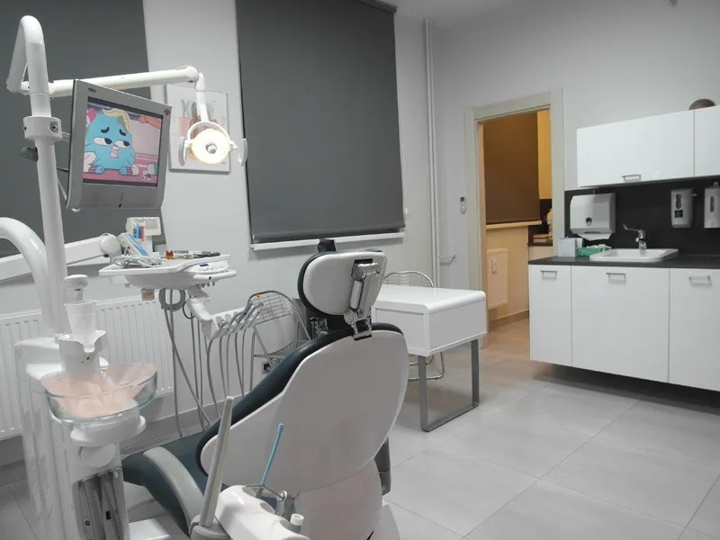 Gabinet przystosowany dla dzieci - bajka wyświetlana na monitorze przy fotelu