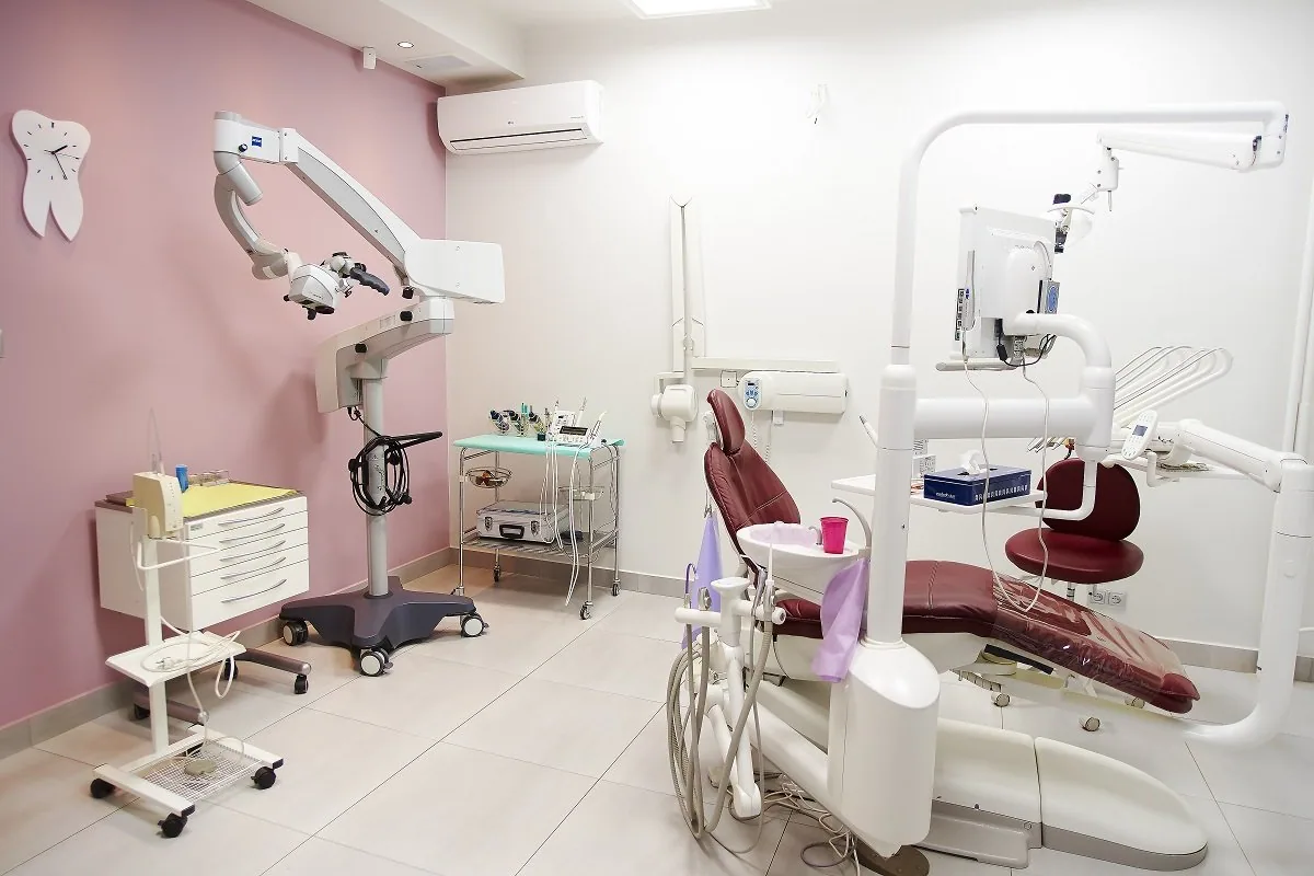 Gabinet zabiegowy z mikroskopem operacyjnym Zeiss